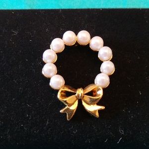 Pearlesque Wreath Pin